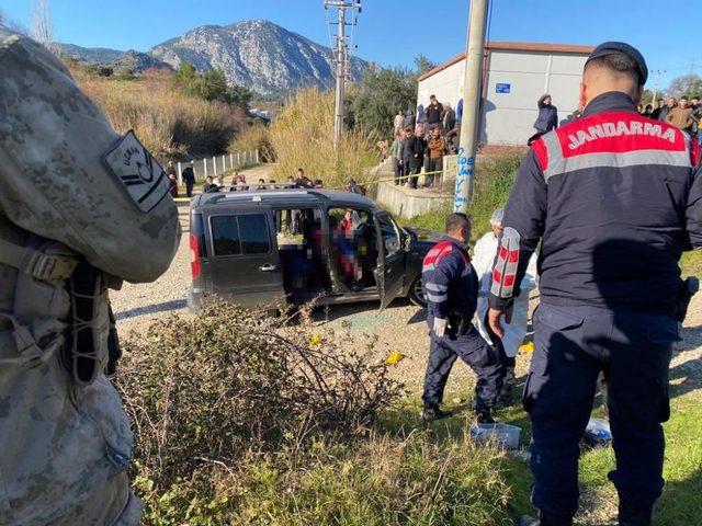 Antalya'da araç içinde infaz! 3 kişi vurulmuş halde bulundu