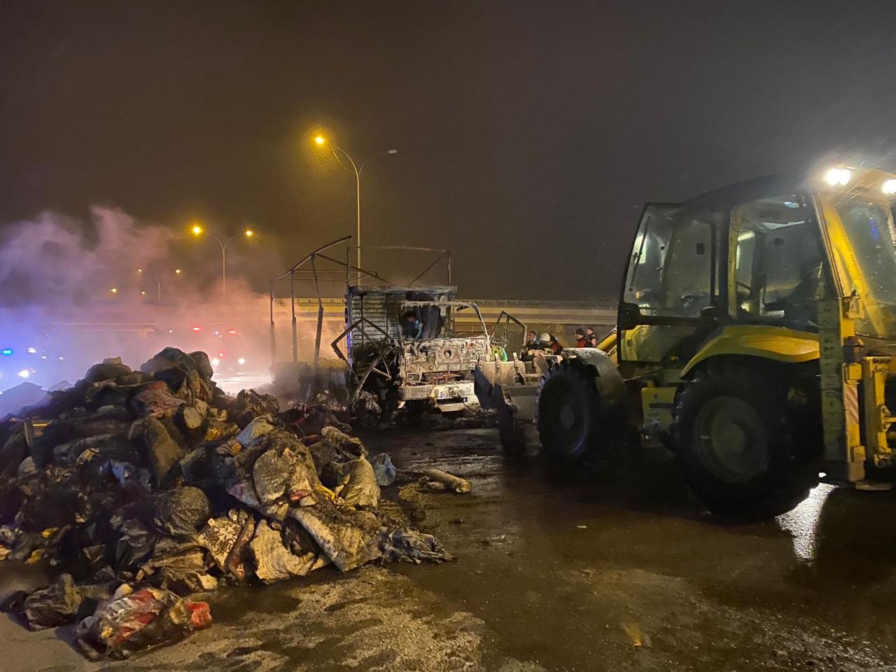 İzmir'den yola çıkan deprem yardım tırı tamamen yandı!