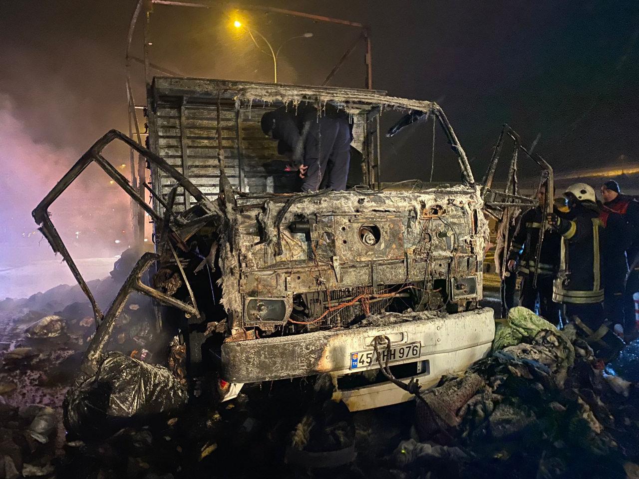 İzmir'den yola çıkan deprem yardım tırı tamamen yandı!