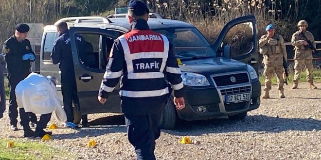 Antalya'da araç içinde infaz! 3 kişi vurulmuş halde bulundu