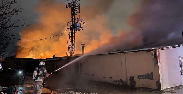 Bursa'da koltuk imalathanesinde yangın çıktı