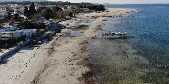 Çanakkale'de denizin suyu çekildi!