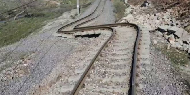 Deprem tren raylarını büktü!