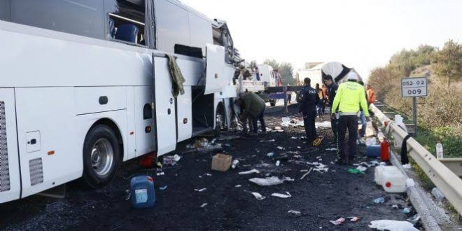 Depremzede öğrencileri götüren otobüs, kamyona çarptı: 2 ölü