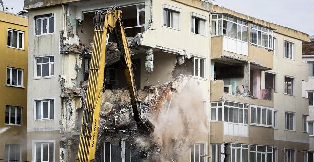 İstanbul'da riskli bulunan 48 yıllık site yıkıldı