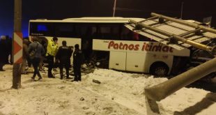 Konya'da yolcu otobüsü bariyerlere çarptı