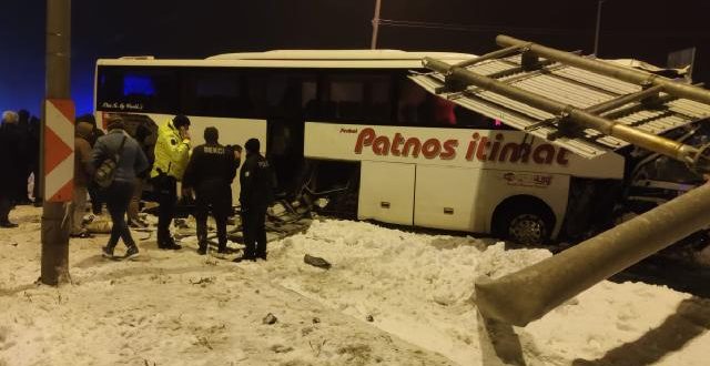 Konya'da yolcu otobüsü bariyerlere çarptı