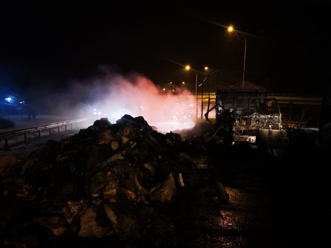 İzmir'den yola çıkan deprem yardım tırı tamamen yandı!