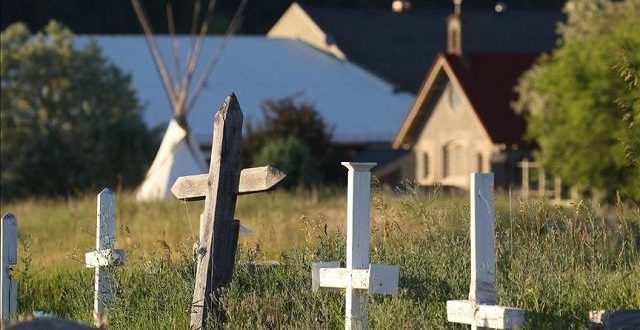 Yatılı okulun bahçesinde kayıdı olmayan 17 mezar bulundu