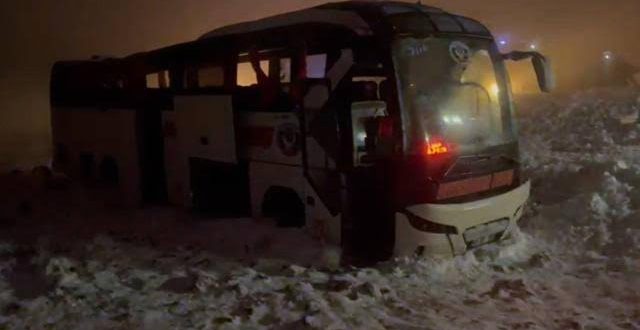 Yolcu otobüsü kontrolden çıkarak şarampole devrildi, çok sayıda yaralı var