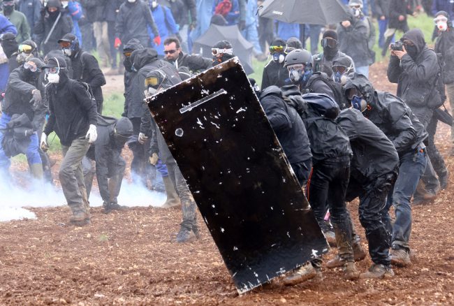 Fransa'da yapay su havzaları projesine protesto!