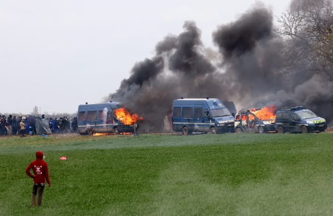 Fransa'da yapay su havzaları projesine protesto!