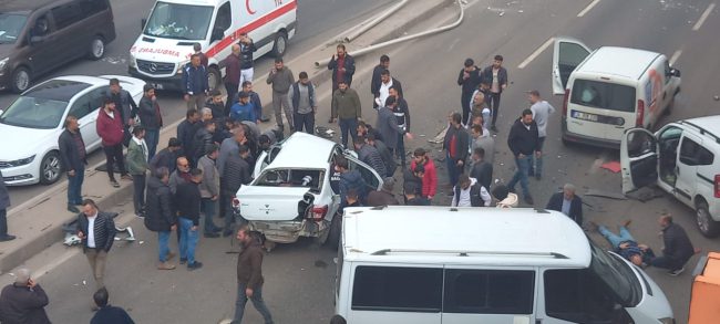 Diyarbakır'da zincirleme kaza: Ölü ve yaralılar var