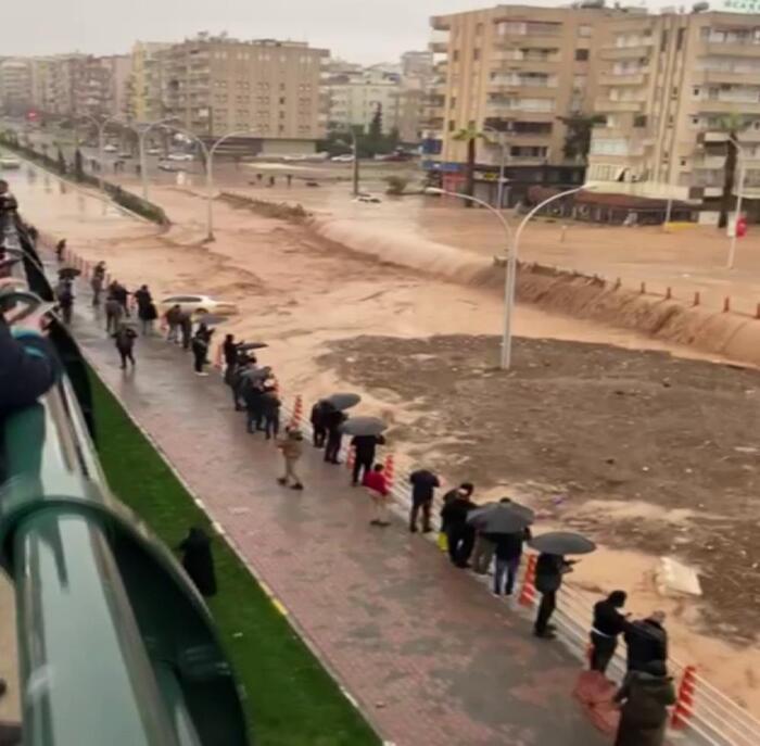 Deprem bölgesini sel vurdu; 1 kişi öldü