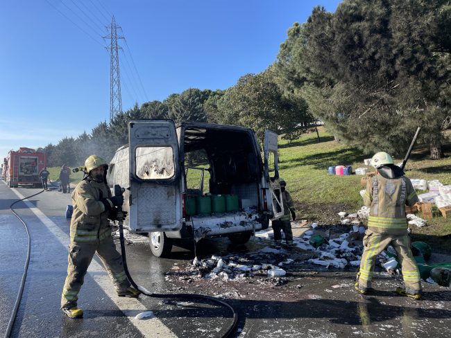 Arnavutköy'de seyir halindeki kamyonet alev alev yandı