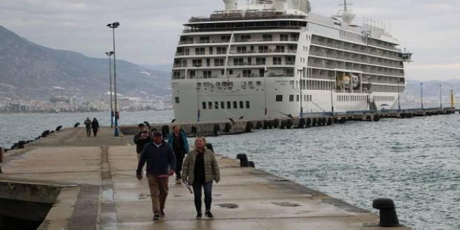 Yılın ilk kruvaziyeri Alanya'ya geldi