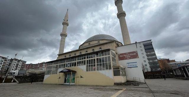 Camiye biber gazı sıkıldı, imam namazı tamamlayamadı!