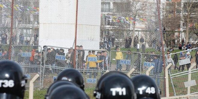 Diyarbakır'da polise taşlı saldırı