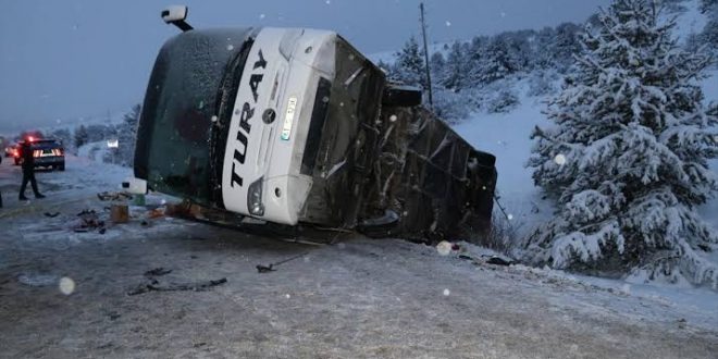 Erzincan'da yolcu otobüsün devrilmesi sonucu 2 kişi hayatını kaybetti!