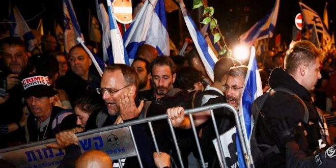 İsrail'de protestocular Netanyahu'nın eşini kuaförde bastı!