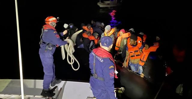 İzmir açıklarında 90 göçmen yakalandı