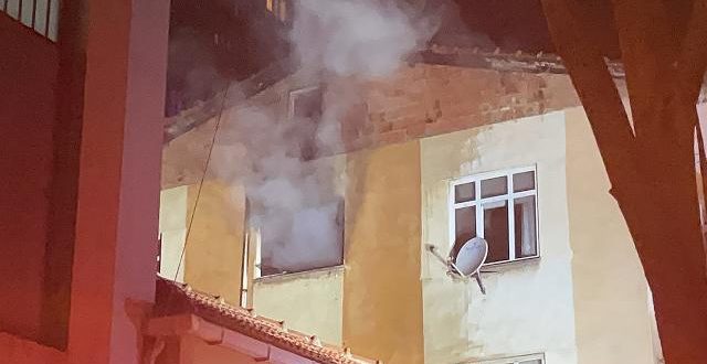 Kadıköy'de 5 katlı binada yangın çıktı