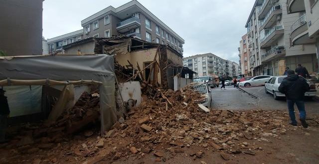 Metruk bina park halindeki aracın üzerine çöktü