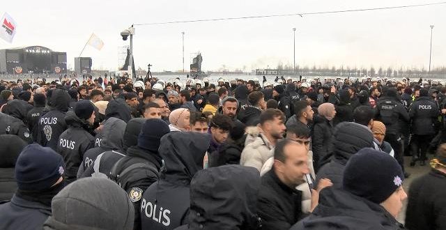 Nevruz kutlamasında yasa dışı slogan atan kişiler gözaltına alındı