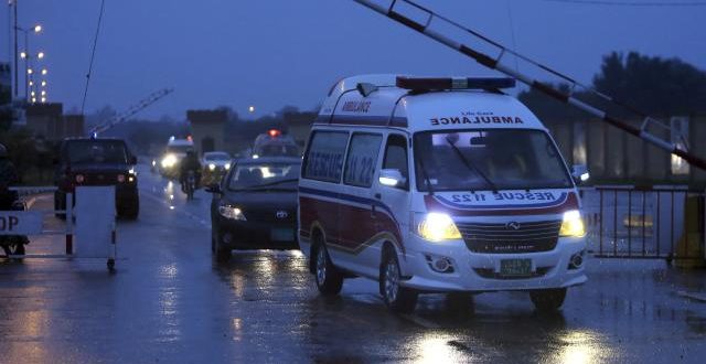 Pakistan'da kumanya dağıtımında izdiham