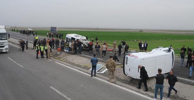 Şırnak'ta can pazarı! 3 araç birbirine girdi