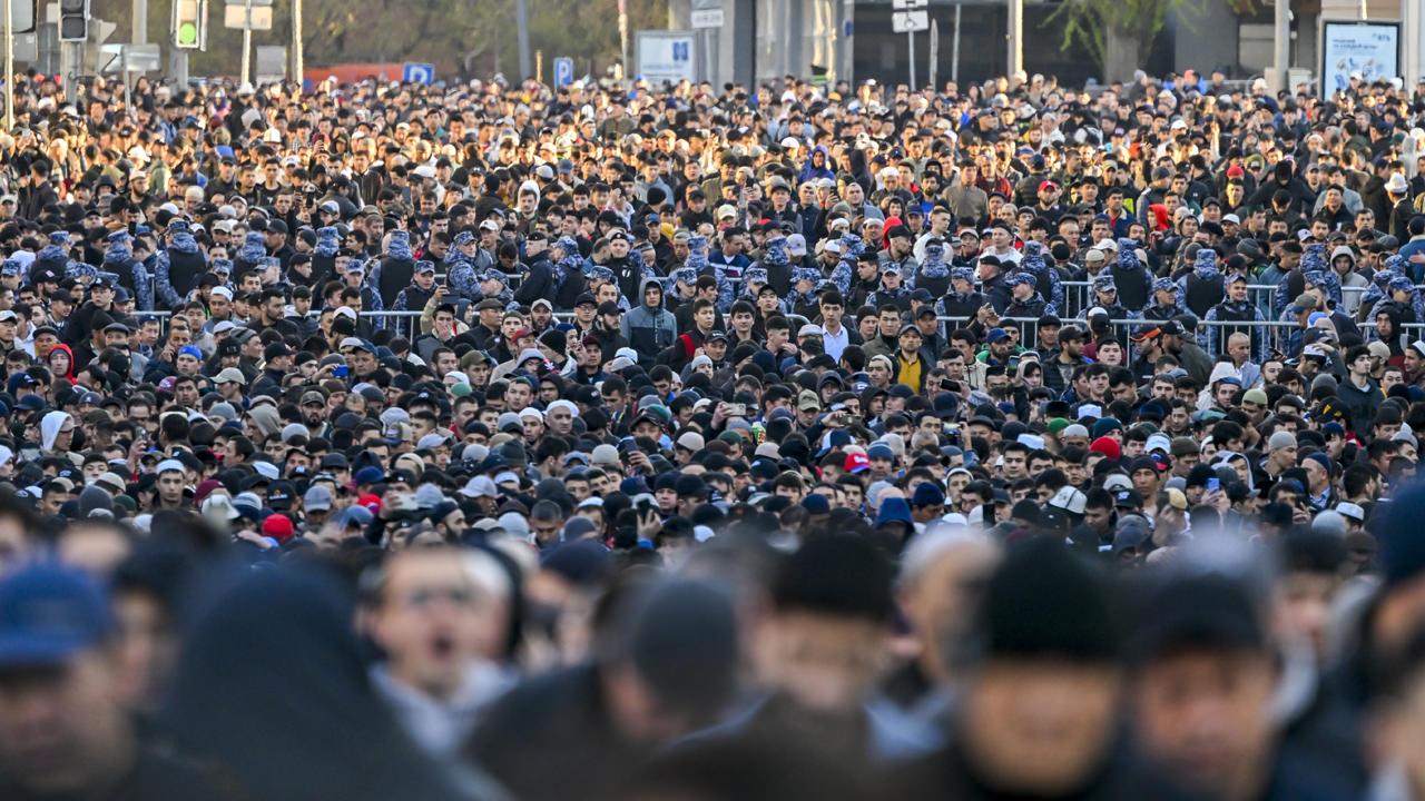 Rusya'da camiler yetmedi; binlerce Müslüman sokaklara taştı