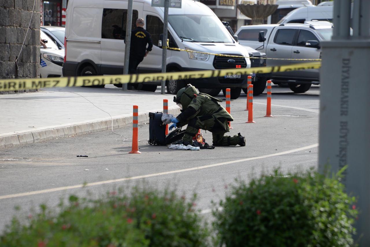 Cadde ortasına bırakılan şüpheli valiz korkuttu