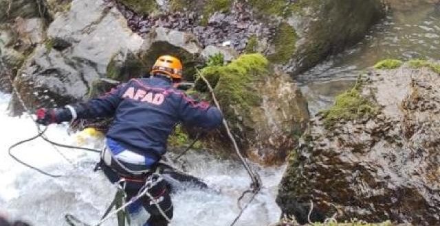 Dereye düşen kızını kurtarmak isterken ikisi de boğuldu