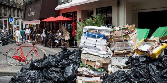 Paris'te çöp toplayıcıları süresiz greve gidecek