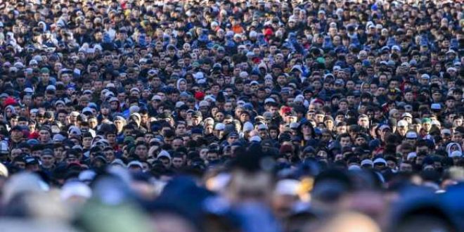 Rusya'da camiler yetmedi; binlerce Müslüman sokaklara taştı