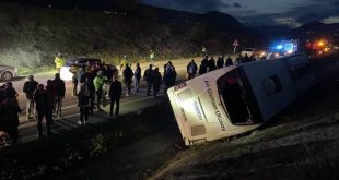 Sinop’ta yolcu otobüsü su kanalına devrildi