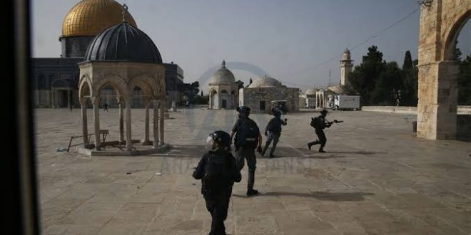 Siyonistler Mescid-i Aksa'ya baskın düzenledi! Filistinlilere ses bombası ve kauçuk mermilerle saldırdı!