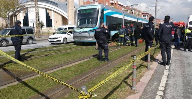 Tramvay anne ve çocuğuna çarptı! Anne kurtarılamadı