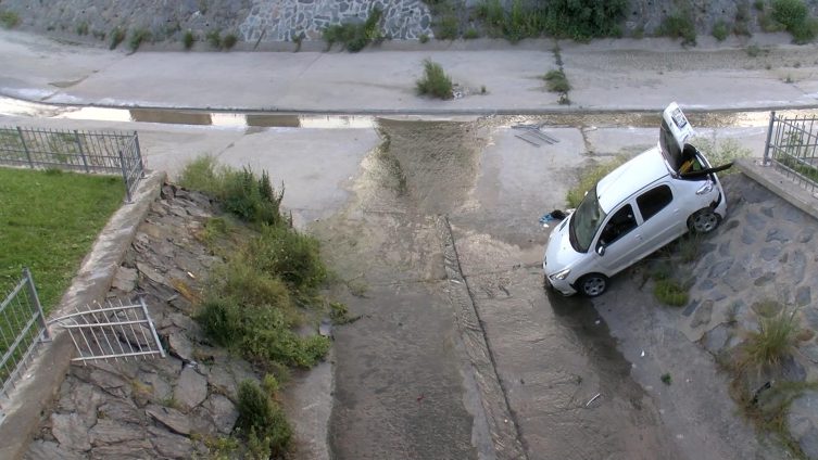 Eğitim yapan otomobil dereye uçtu