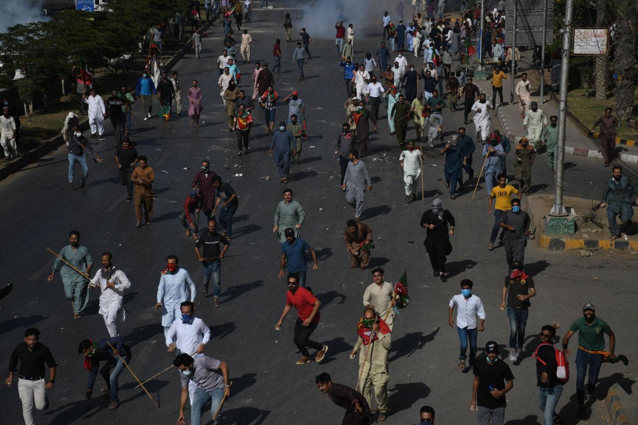 İmran Han tutuklandı; Pakistan karıştı!