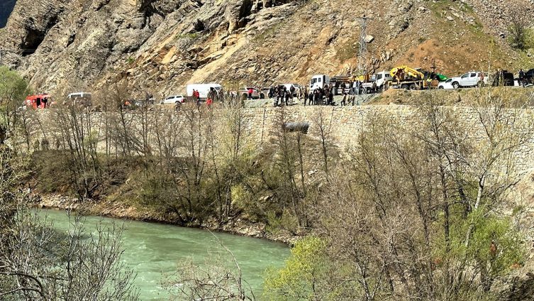 Munzur Çayı'na düşen otomobil bulundu!