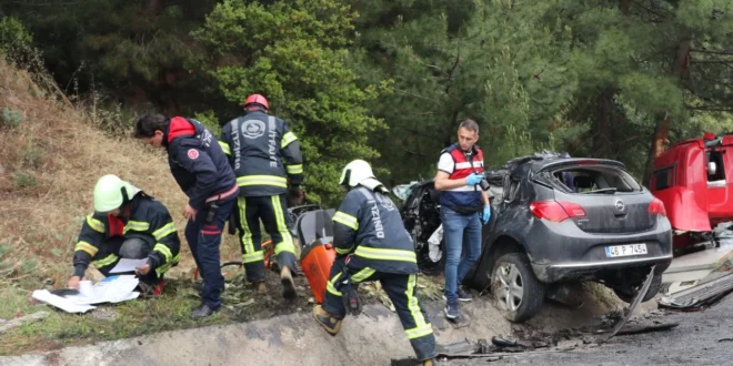 Aynı aileden 4 kişi trafik kazasında hayatını kaybetti