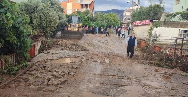 Adana'da sağanak su baskınına neden oldu