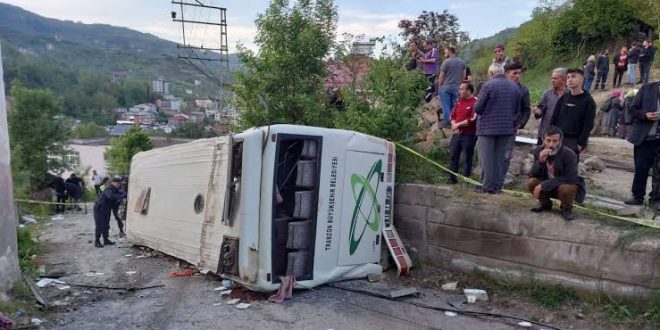 Belediye otobüsü devrildi, ölü ve yaralılar var!