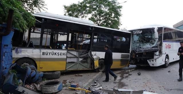 Bursa'da servis aracı ile özel halk otobüsü çarpıştı: 2 yaralı