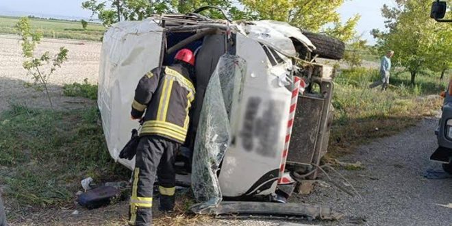 İşçileri taşıyan minibüs devrildi, çok sayıda kişi yaralandı