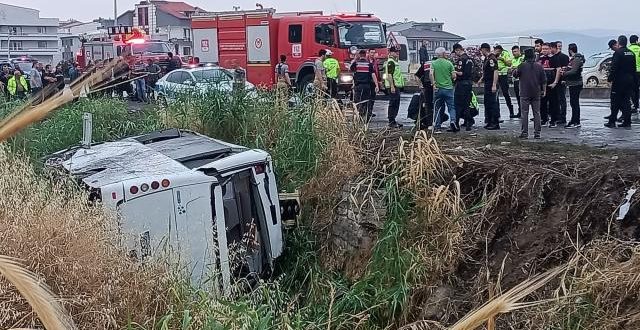 İzmir'de askeri personel taşıyan minibüs devrildi