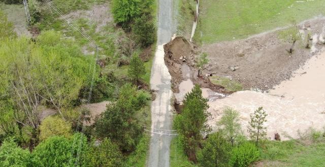 Kastamonu’da yol çöktü, tarım arazilerini su bastı