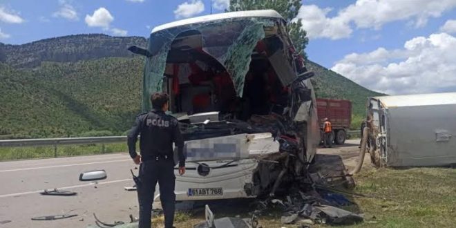 Konya'da yolcu otobüsü kamyona çarptı