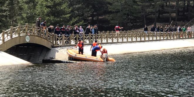 Köprüden gölete düşen öğrenciyi kurtarmak istediler! 4 kişi hayatını kaybetti